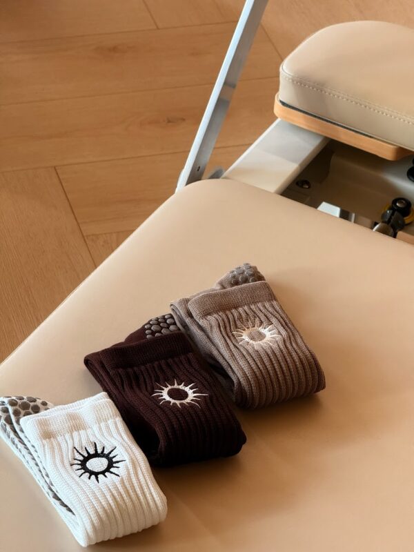 Chaussettes antidérapante beige – Image 3