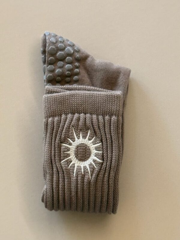 Chaussettes antidérapante beige – Image 2