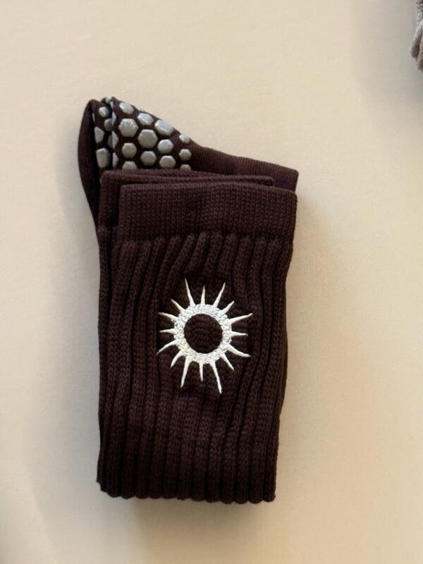 Chaussettes antidérapante marron – Image 2